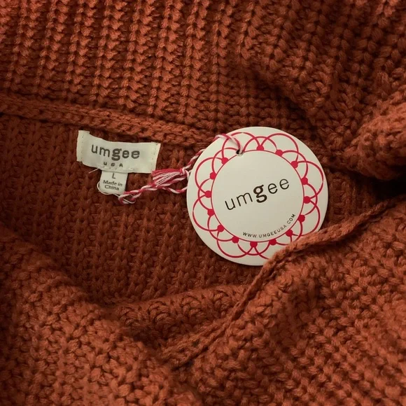 Beautiful sweater with a large neckline - Picture 2 of 2